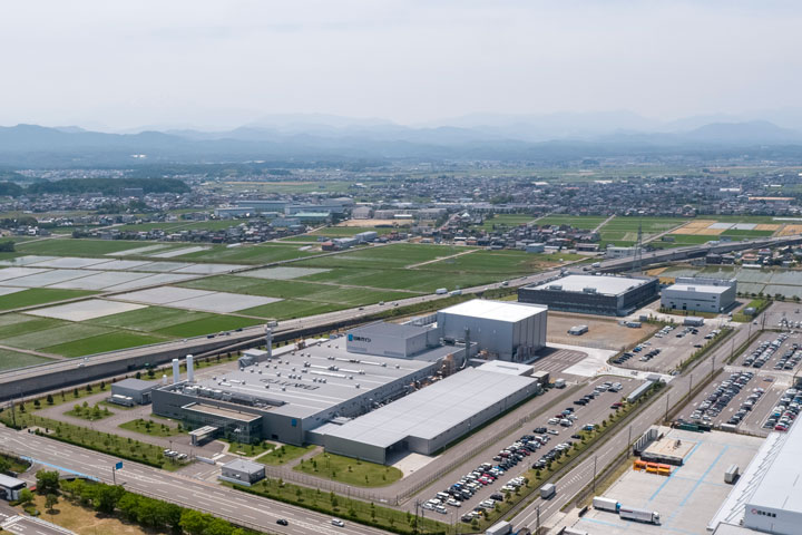 石川県の生産拠点 （手前 ： 日本ガイシ石川工場、　奥 ： NGKセラミックデバイス石川工場）