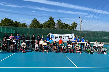 車いすテニスを支援している写真です。日本ガイシは、障がい者支援や地域のスポーツ振興を目的として、車いすテニスを積極的に支援しています。