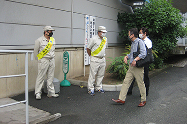 【尼崎事業所】黄色のたすきをかけ、通勤時の社員にあいさつ