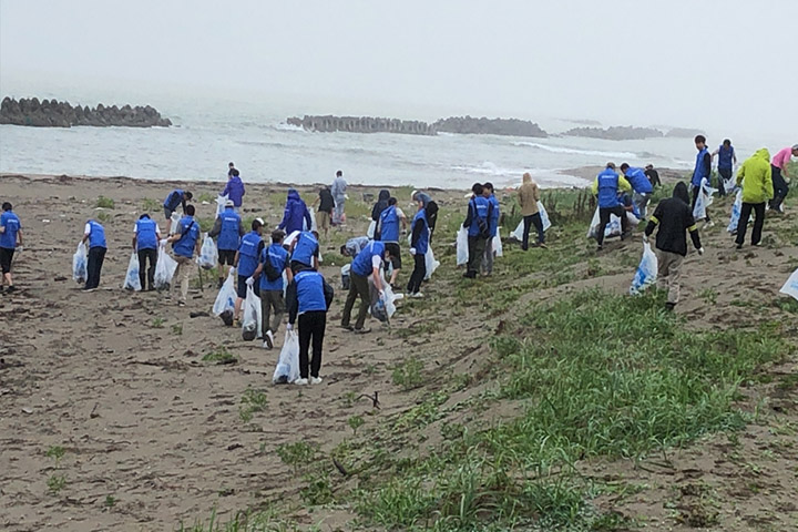 朝6時から約1kmにわたり海岸を清掃