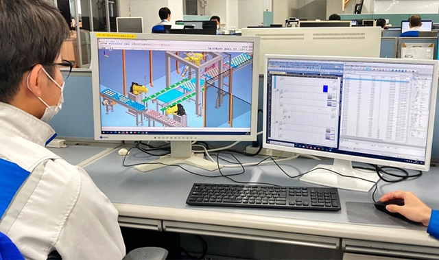 CPSを活用して生産設備設計を行う社員の様子