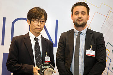 11月15日の授賞式／大和田巌エレクトロニクス事業本部新製品推進プロジェクト部長(左)とプレゼンター