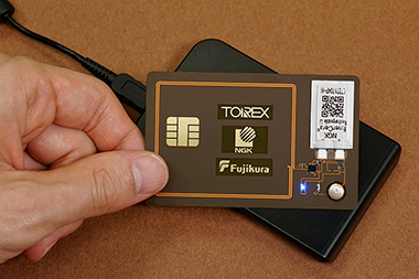  （写真4）NFC充電対応カード基板