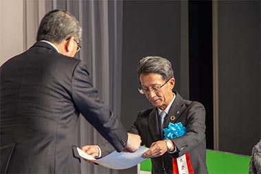 表彰式に出席した丹羽智明取締役専務執行役員