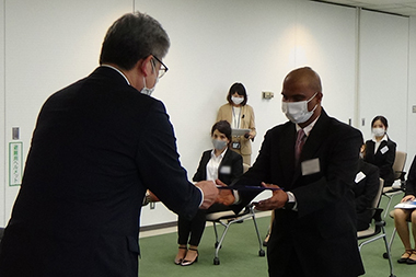 認定証を受け取る留学生