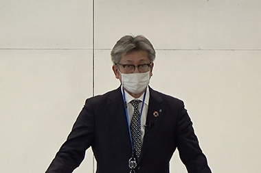 「新しい時代づくりに貢献するグローバルな人材育成や、国と国との相互関係を高める取り組みに少しでも寄与できることを願い、今後も一層の充実を図っていく」とあいさつする山田常務