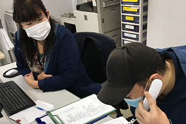 日本語で通報訓練をする留学生