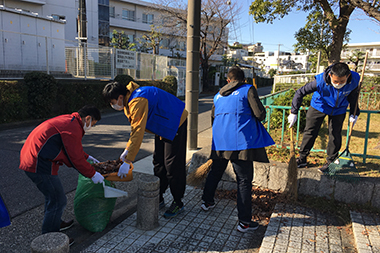 近隣の公園2箇所とその周辺道路のごみと落ち葉を拾い集めました。