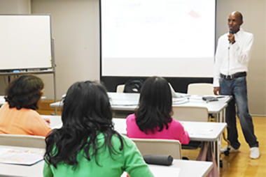語学講座、異文化交流会を開催