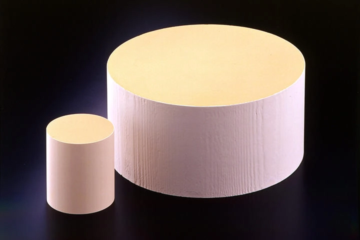 乗用車用ハニセラム(左)と大型ハニセラム(右)