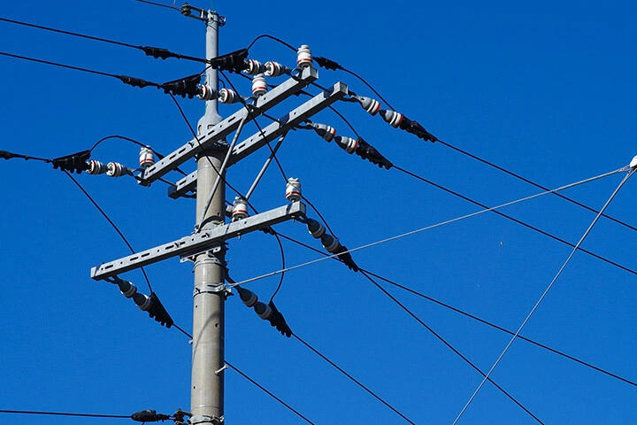 電柱で配電線を支える配電がいし