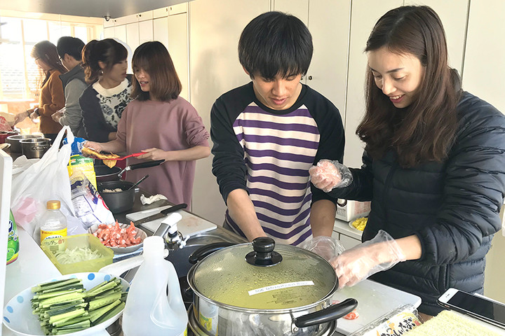 宿舎で料理している写真