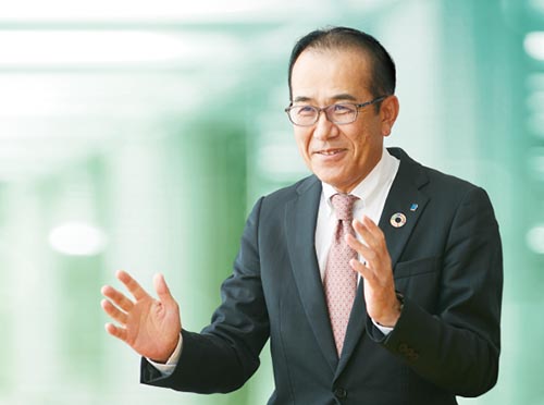 日本ガイシ株式会社　研究開発本部長の七瀧 努の写真です。