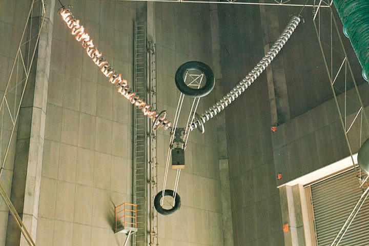 800kV送電線用 V吊懸垂がいし装置の汚損試験