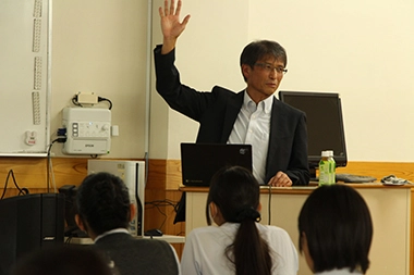 近隣高校での出前授業の写真です。