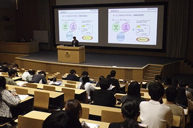 大学での講義の写真です。NGKグループの理念、企業戦略、カーボンニュートラルへの取り組みなどを紹介しました。