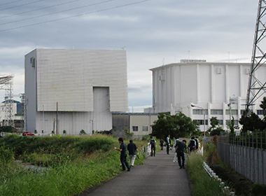 小牧事業所とNCDKが行った、地域清掃活動の写真です。