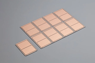 絶縁放熱回路基板の写真です。パワーモジュールで使われ、発生した熱を冷却器へ逃がす役割を担っています。