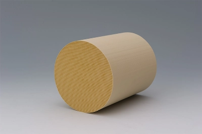 触媒担体用セラミックス、ハニセラムの写真です。生産したハニセラムが1年間で削減できる窒素酸化物の量は、年間400万トンに及びます。