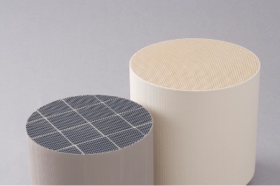 ディーゼル・パティキュレート・フィルターの写真です。微細孔により、排ガス中の粒子状物質を99%除去します。