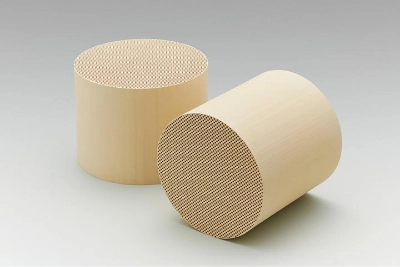 ガソリン・パティキュレート・フィルターの写真です。ガソリンエンジンから排出される粒子状物質を除去します。