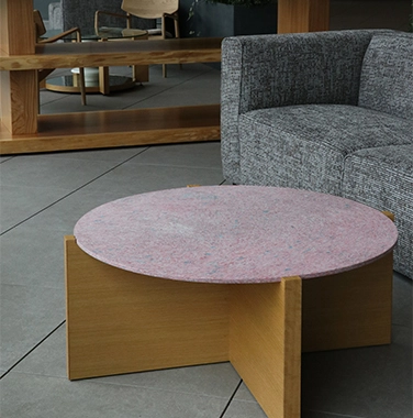 製造工程で発生した廃プラスチックを使用して製作したテーブルと施設サインの写真です。