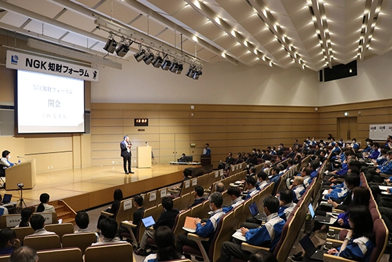 NGK知財フォーラムの写真です。従業員に対して知財活動の重要性に関する理解促進を目的として開催しました。