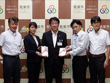石川県能美市長と当社従業員の写真です。