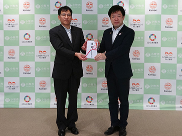 愛知県小牧市長と日本ガイシ従業員の写真です。