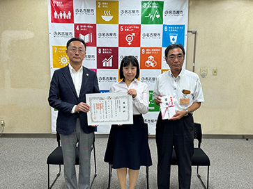 愛知県名古屋市環境局長と日本ガイシ従業員の写真です。