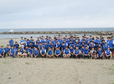 日本ガイシ石川工場とNGKセラミックデバイス石川工場が行った海岸清掃の写真です。