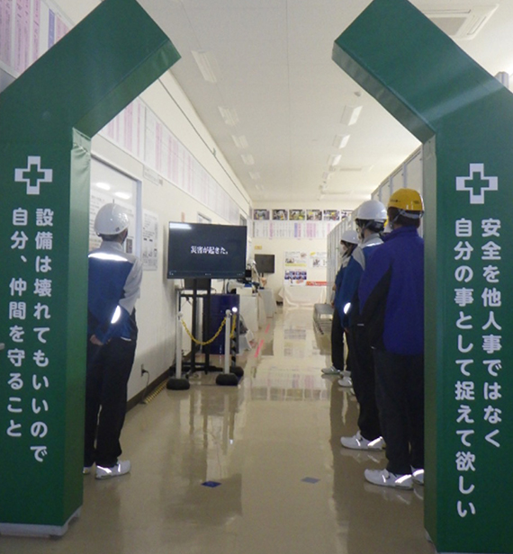 危険体感予知道場の様子を写した写真です。受講者が災害をより自分事として捉えられるよう、映像や実際の災害に関わる展示物を追加しました。