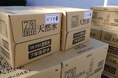 日本ガイシ全体で約25,000本におよぶミネラルウォーターのほか、パンや栄養補助食品などの保存食品を寄贈した