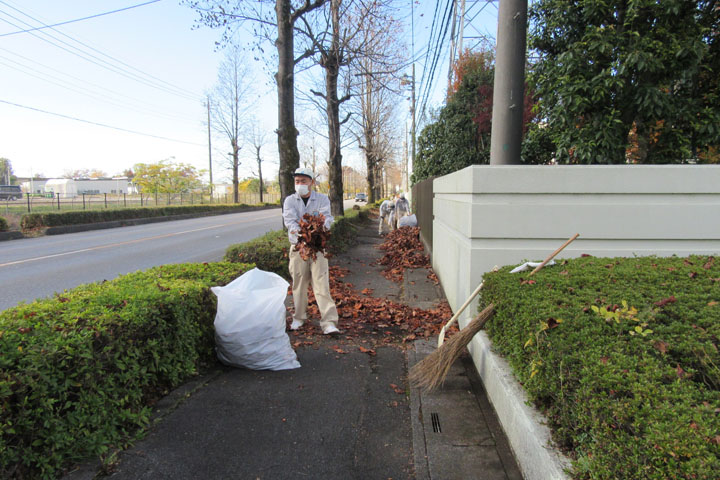 約1時間かけ、90リットルのゴミ袋20袋分の落ち葉を清掃した