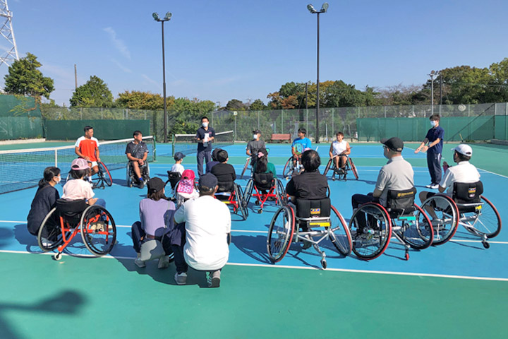 名古屋市障害者スポーツセンターの指導員から説明を受ける参加者たち