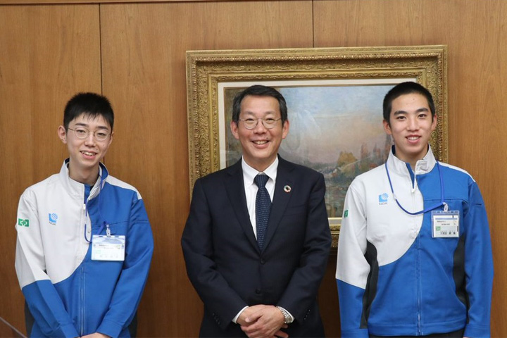 職場体験に訪れた高田東中学校の生徒を激励する小林社長