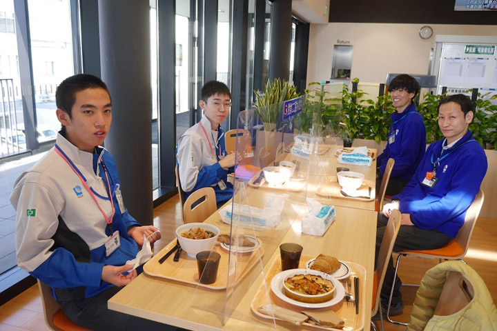 AC工場の社員と一緒に昼食