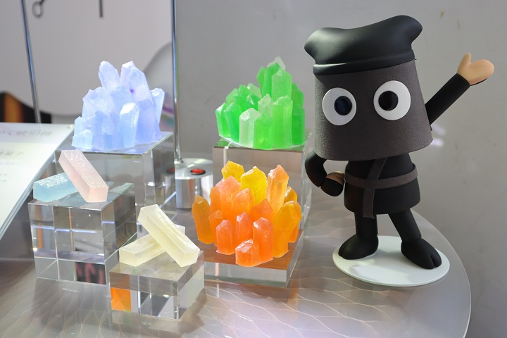 日本ガイシブースでは「きらめく琥珀糖」や「バブルキャンディー」など5つのサイエンススイーツを展示