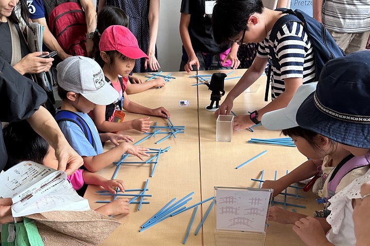 「レオナルド・ダ・ビンチの橋」を組み上げる子どもたち