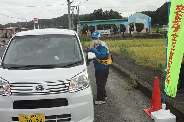 安全運動の呼び掛けを行う社員