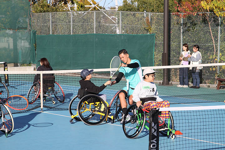 ラケットの使い方を教える小田選手