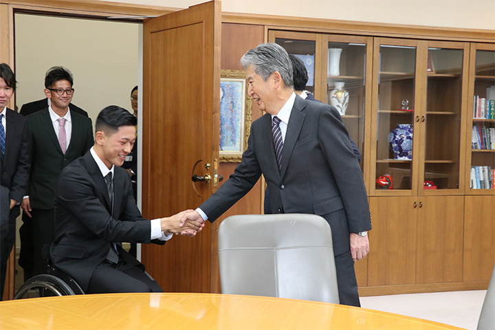 出場内定を祝う大島会長