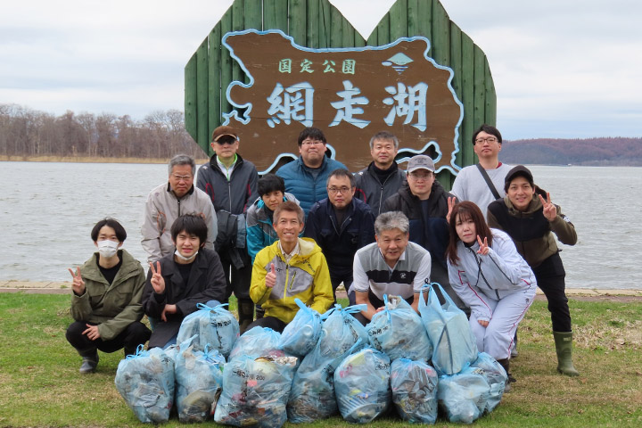 クリーン作戦参加後、網走湖畔で集合写真