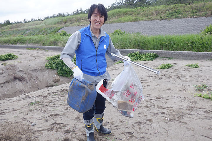 漂着したプラスチックごみを拾う参加者