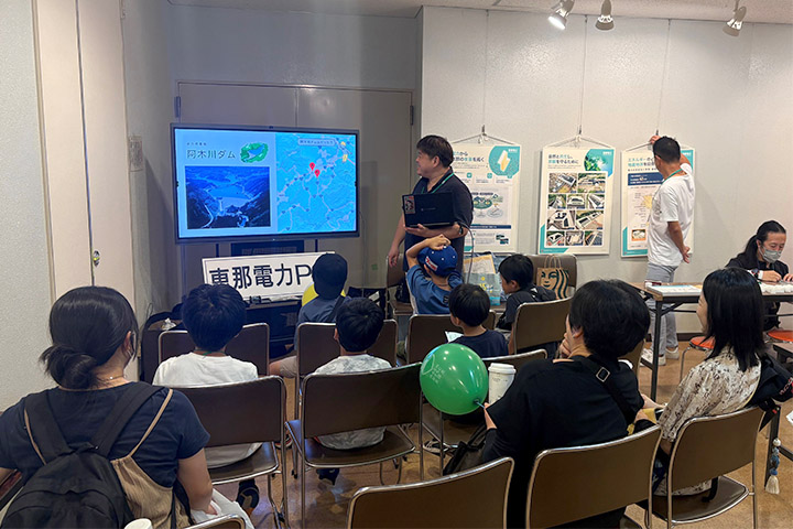 クイズを出題しながら、子どもたちにNAS電池や再エネについて説明する社員