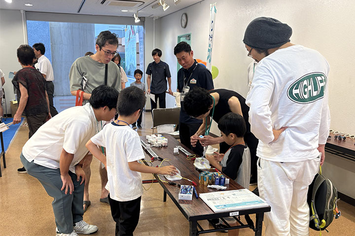 人気の科学実験コーナー。勢いよく走り出すスポンジの模型に子どもたちもびっくり!