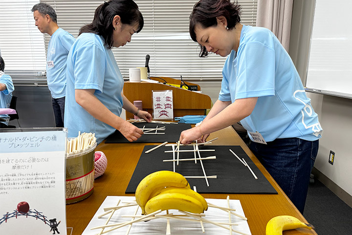 割りばしで組み立てる丈夫なダビンチの橋