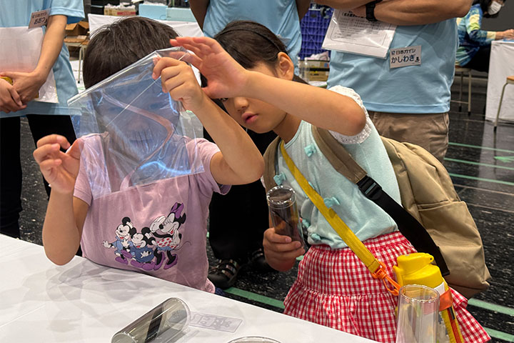 偏光板越しに光の変化を楽しむ子どもたち