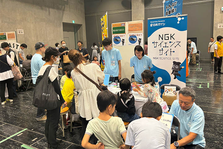 来場者でにぎわうNGKブースの様子