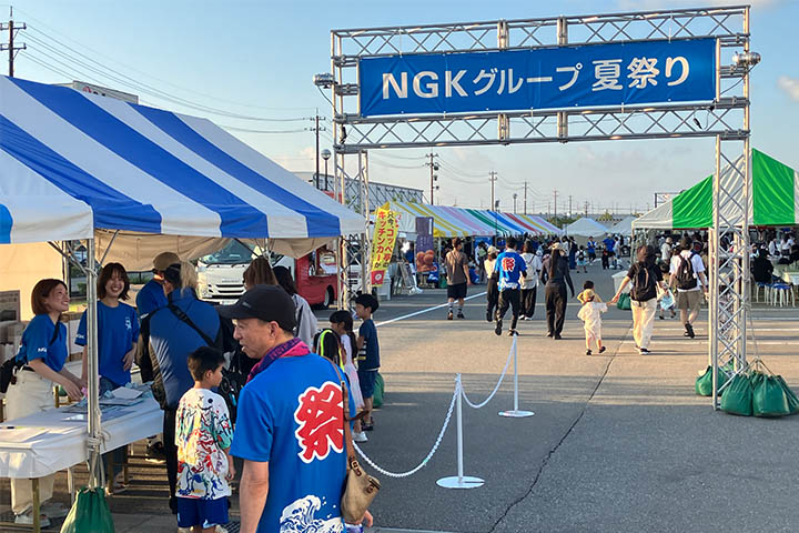 入場ゲートでは、今年作ったそろいのTシャツで社員が来場者をお出迎え